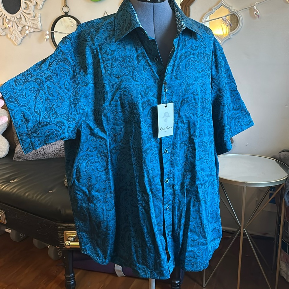 Robert Graham men’s short sleeve button up dress shirt.